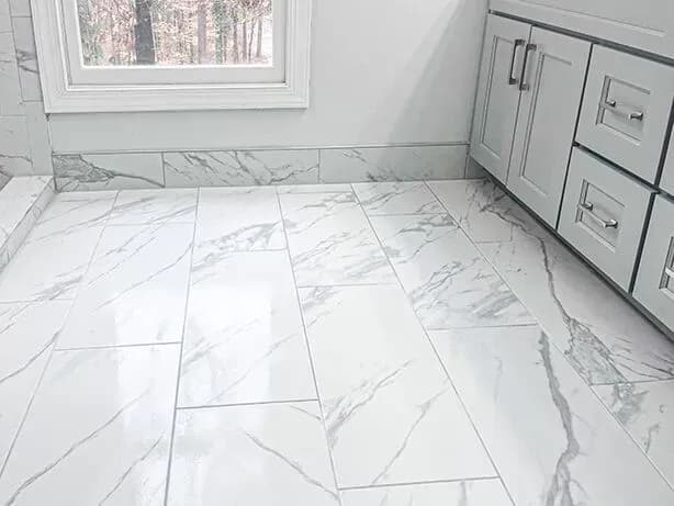 White and gray marbled tile bathroom flooring.